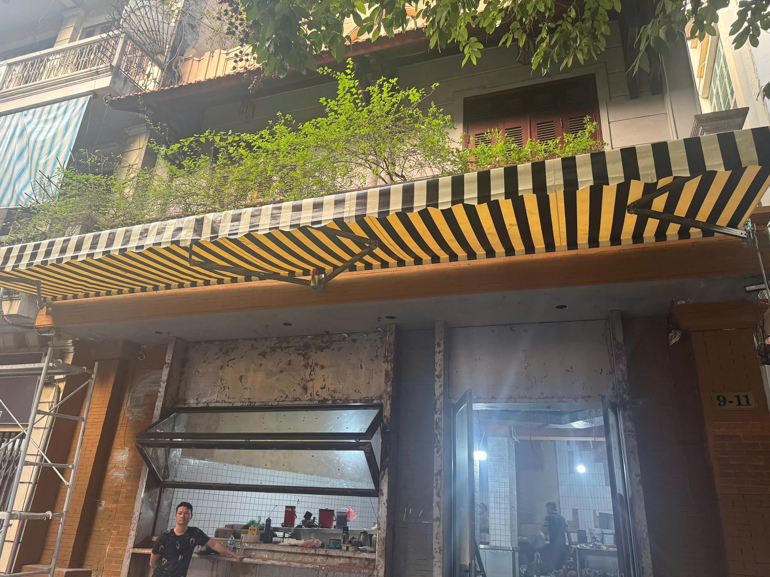 Bạt che nắng mưa dạng mái hiên